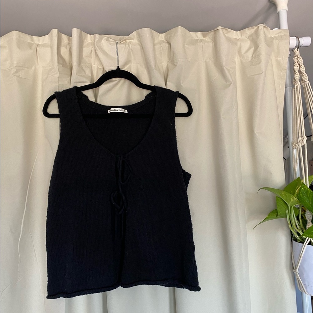Abercrombie & Fitch Tie-Front Sweater Vest Black